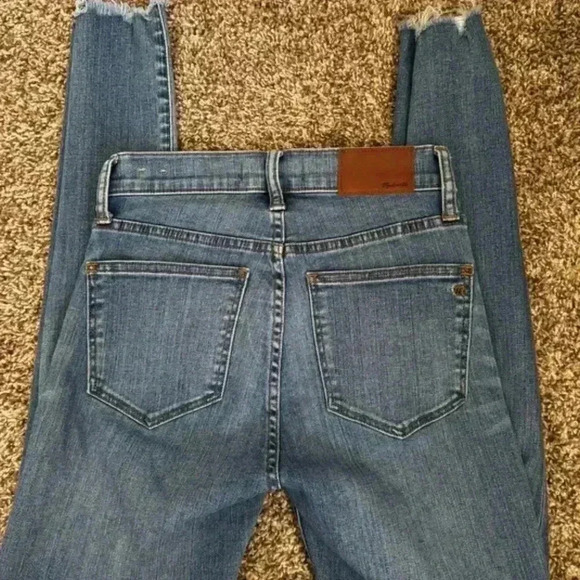 Madewell 9" Mid-Rise Skinny Jeans in Frankie Wash: Torn-Knee Edition - Picture 9 of 10